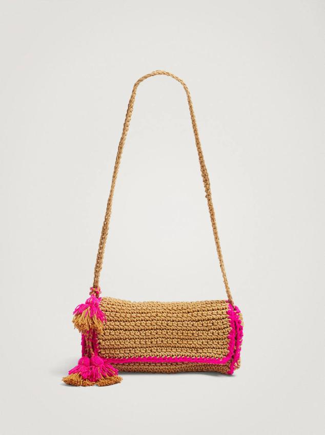 Bolso bandolera con diseño rectangular, cierre de solapa, terminaciones a contraste y detalle de colgante con borlas, en color natural y fucsia, de Parfois. Tiene un precio rebajado de 22,99 euros.