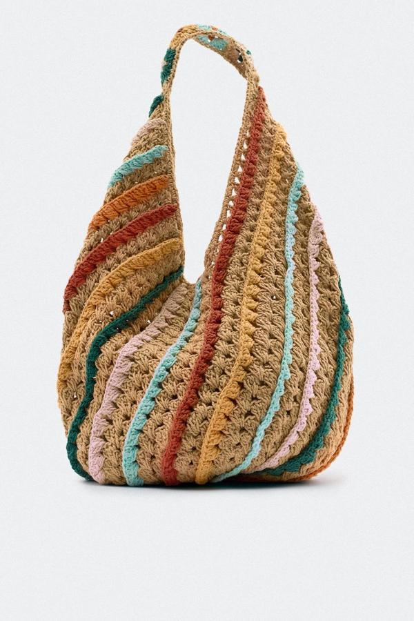 Bolso tipo maxi saca en tejido de crochet con rayas multicolor a contraste y asa de hombro, de Zara. Está disponible rebajado a 15,99 euros.