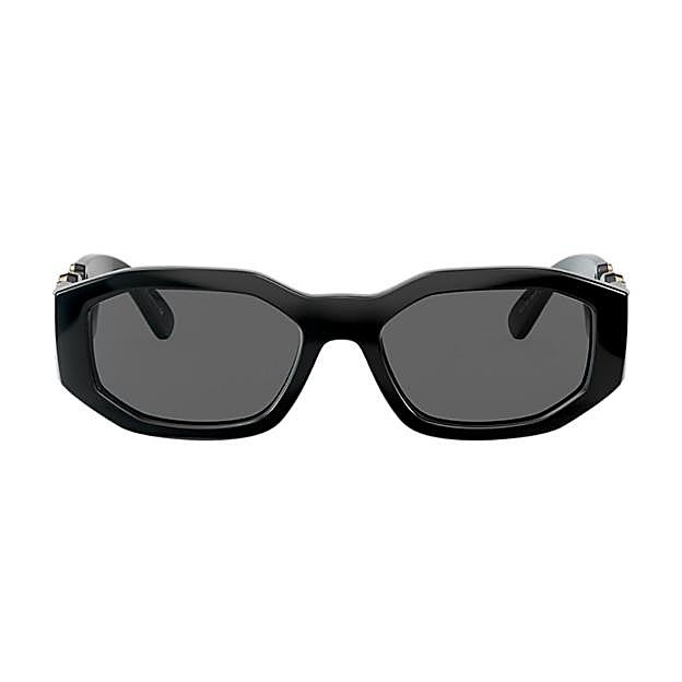 Las gafas de sol de Versace negras de Amaia Alamanca, disponibles en Sunglass Hut (250 euros).