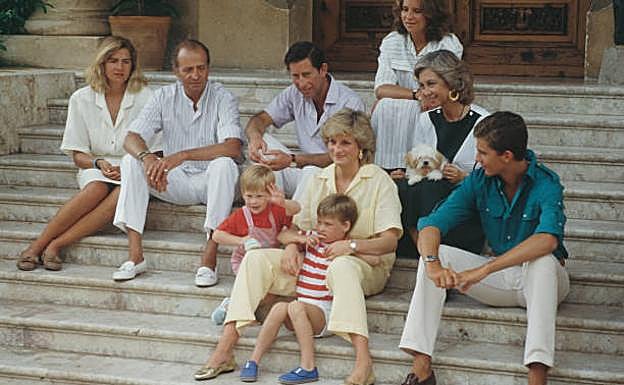 Los príncipes de Gales con sus hijos y la familia real de España en Mallorca.