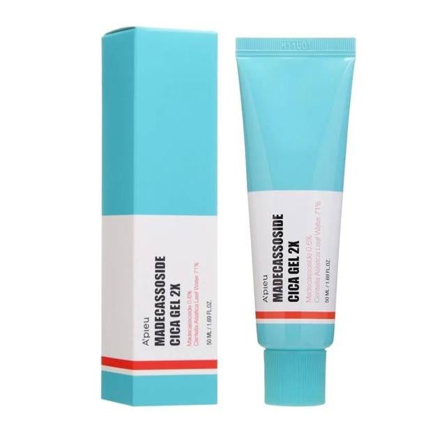 Madecassoside Cica Gel 2X de A’Pieu se trata de una crema reparadora, hidratante, restauradora de la elasticidad y unificadora del tono que devuelve la piel a su estado saludable y deja el rostro fresco, revitalizado y confortable, super suave y liso. Está formulada con una mezcla de madecassoside, centella asiática, pantenol, adenosina, niacinamida y raíz de regaliz. Cómpralo aquí