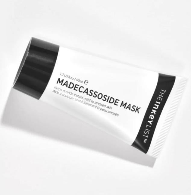 Madecassoside Mask de The Inkey List es un tratamiento inmediato que desestresa y alivia la piel comprometida y reactiva. Descongestiona, aumenta la elasticidad, tonifica, suaviza, hidrata, aclara el tono y energiza a través de una fórmula a base de madecassoside, extracto de espirulina, bisabolol y raíz de jengibre. La tez recuperará su estado saludable en apenas minutos.