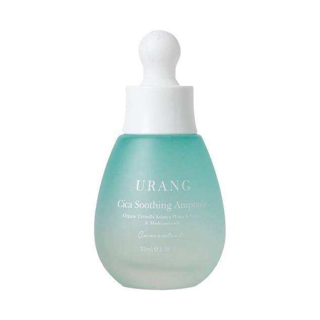 La Cica Soothing Ampoule de Urang es una ampolla concentrada que calma, suaviza, repara y unifica el tono de la piel, mientras fomenta la elasticidad, tersura y firmeza. Su fórmula cuenta con madecassoside, centella asiática, ácido hialurónico de bajo peso molecular que penetra en las capas más profundas para hidratar y redensificar exhaustivamente, así como extractos de camomila y caléndula antinflamatorios. Cómpralo aquí
