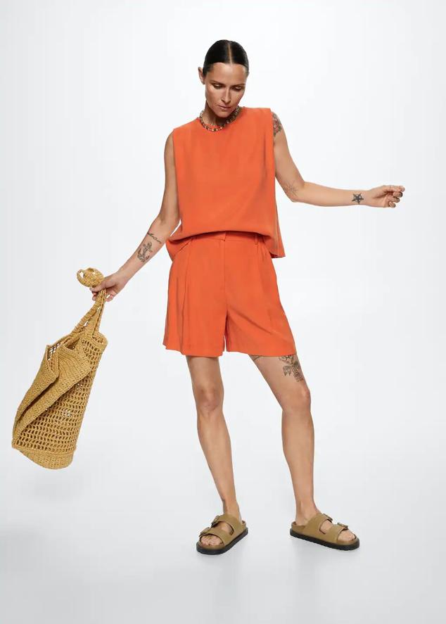 Los conjuntos pijameros son una de las tendencias más potentes esta temporada, y es la oportunidad perfecta para llevar dos tendencias en una. 