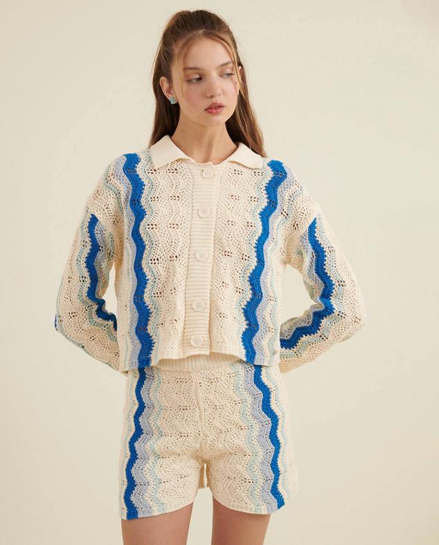 Estos shorts de la firma española Brownie combinan el color crudo con varios tonos de azul.