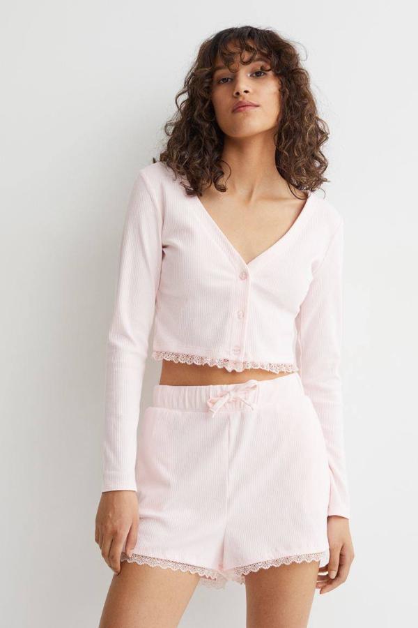 Estos shorst de H&M en color rosa claro tienen un ribete de encaje en el bajo y un cordón de ajuste.