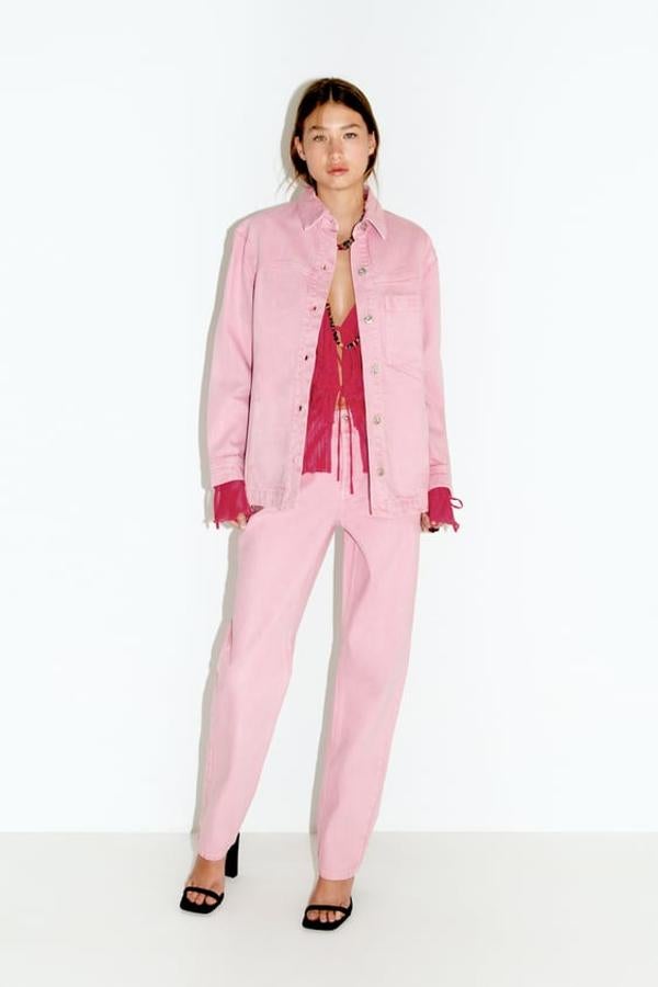 Sobrecamisa de cuello solapa y manga larga acabada en puño. Bolsillo de plastrón en delantero y bolsillos laterales ocultos en la costura. Cierre frontal con botones metálicos. Precio: 12,99 euros.