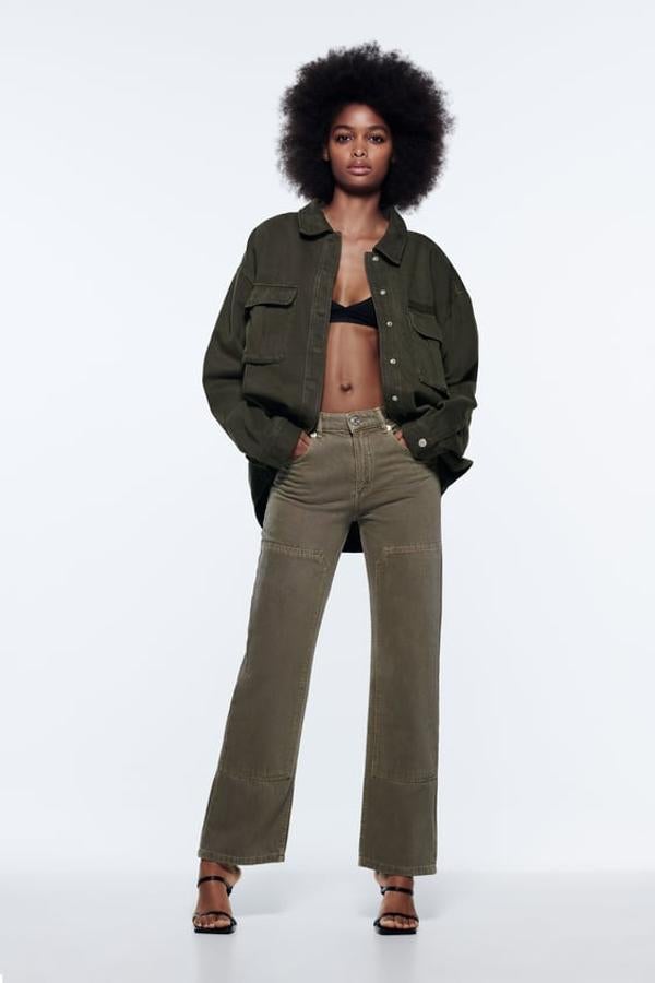 Sobrecamisa de cuello solapa y manga larga con hombro caído acabada en puño. Bolsillos de plastrón en delantero y cierre frontal con botones a presión. Precio: 12,99 euros.