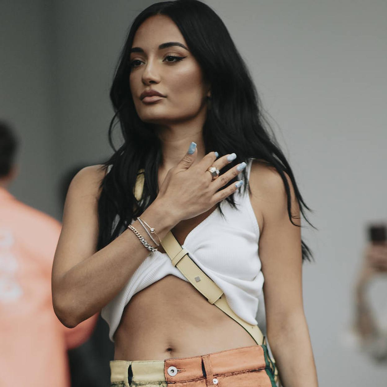 Pincha en la foto para ver las blusas blancas románticas que tienes que comprar estas rebajas para rejuvenecer todos tus looks al instante