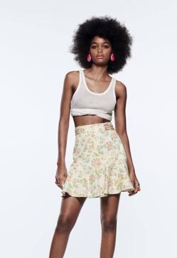 Imagen secundaria 2 - Una mini de flores le dará un toque alegre y rejuvenecedor a tus look