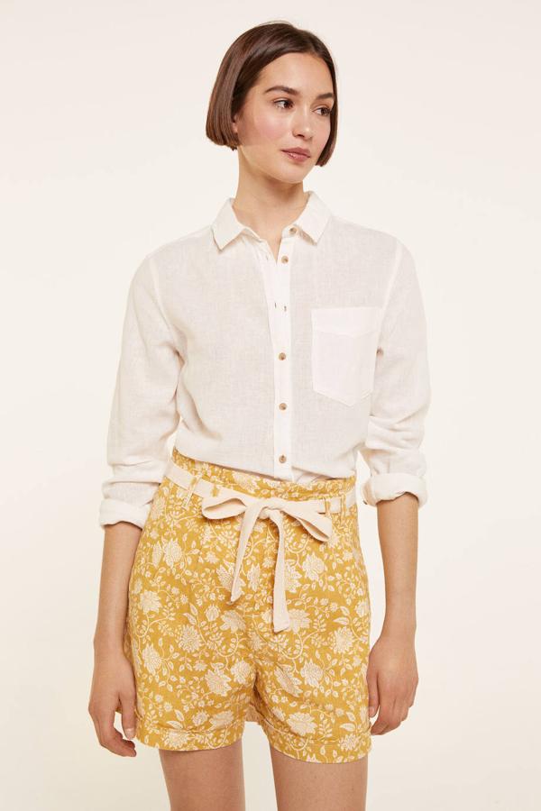 Short de lino con estampado de flores estilo oriental color mostaza, talle alto, cinturón de lazada, pernera ancha y bolsillos laterales. Está disponible rebajado a 17,99 euros. Cómpralo aquí