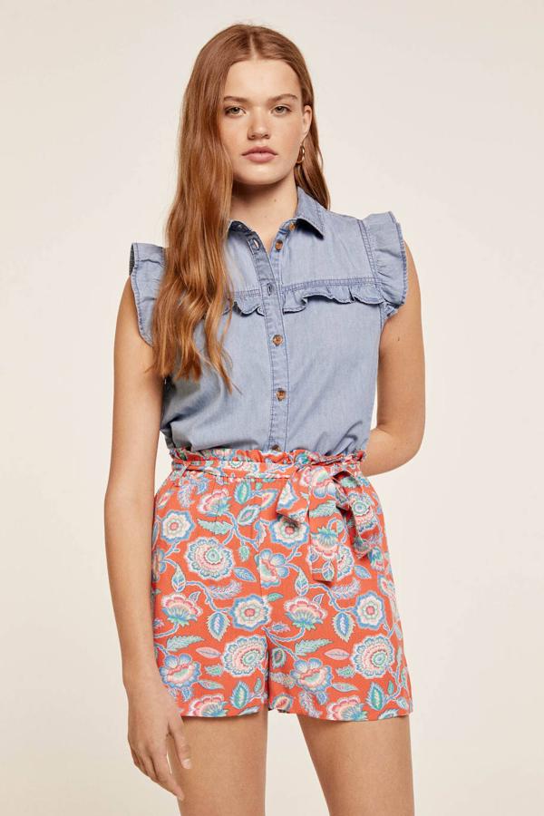 Short estilo paperbag de tejido ligero con estampado en tonos azul y naranja, talle alto, cintura elástica con volante, cinturón de lazada combinado y bolsillos. Lo comprarás en rebajas a 20,99 euros. Cómpralo aquí