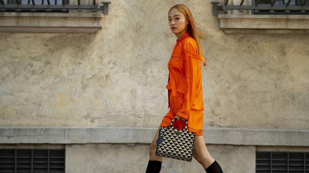 Cómo combinar el naranja y 11 básicos favorecedores para llevarlo en verano