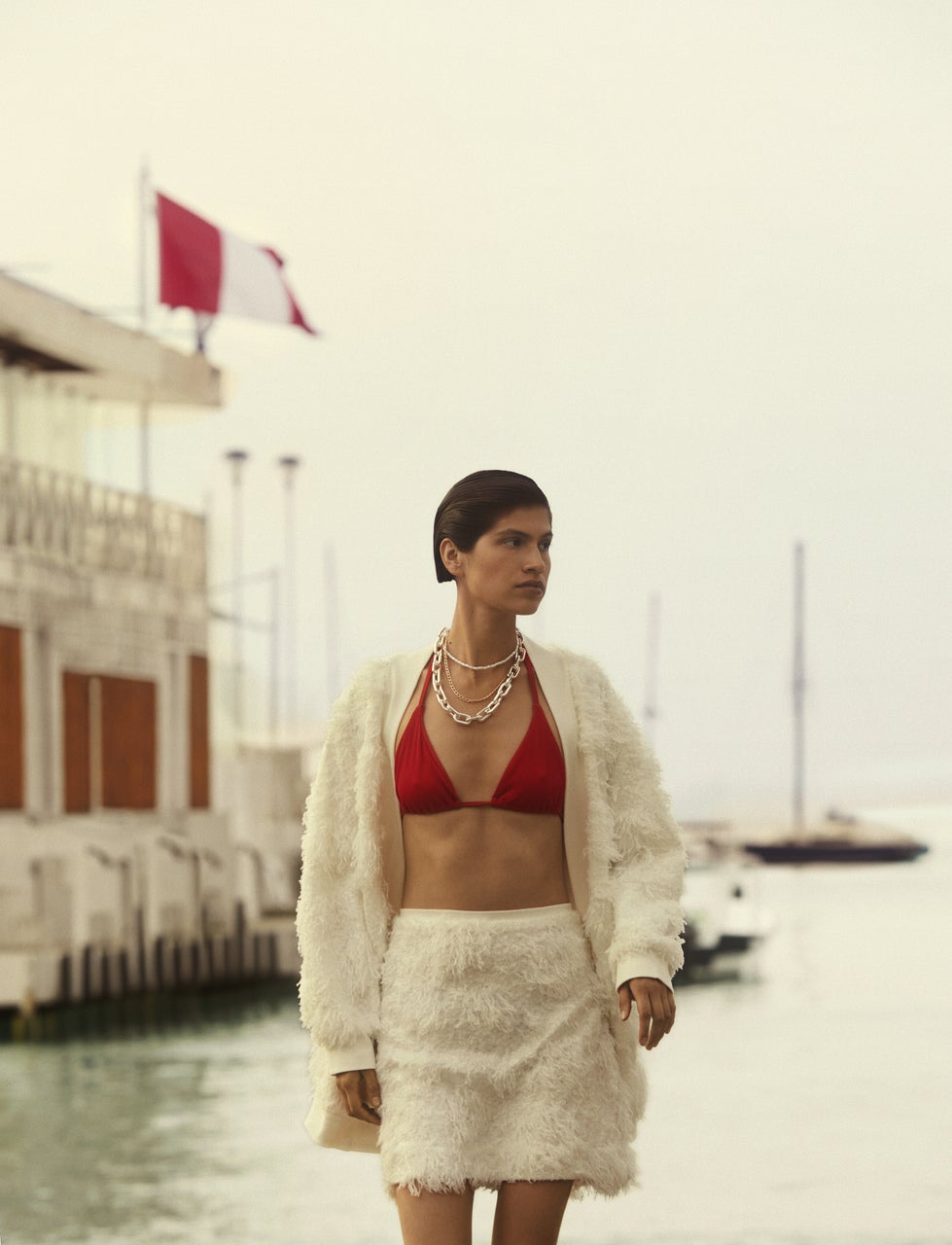 Biquini rojo de Zara y cárdigan, falda y collares de Bimba y Lola.