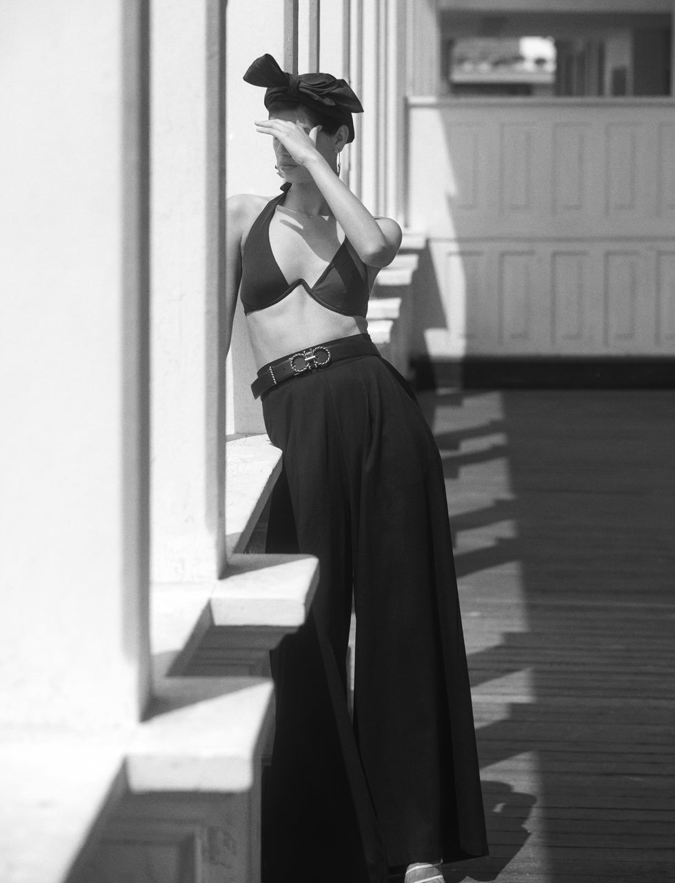 Biquini de Oysho, pantalón de Escvdo, cinturón de Salvatore Ferragamo y diadema de Ruslan Baginskiy