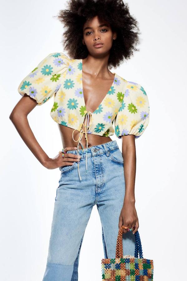 Cuerpo con manga corta abullonada, cierre delantero mediante lazadas y estampado de flores multicolor, de Zara. Tiene un precio rebajado de 9,99 euros.