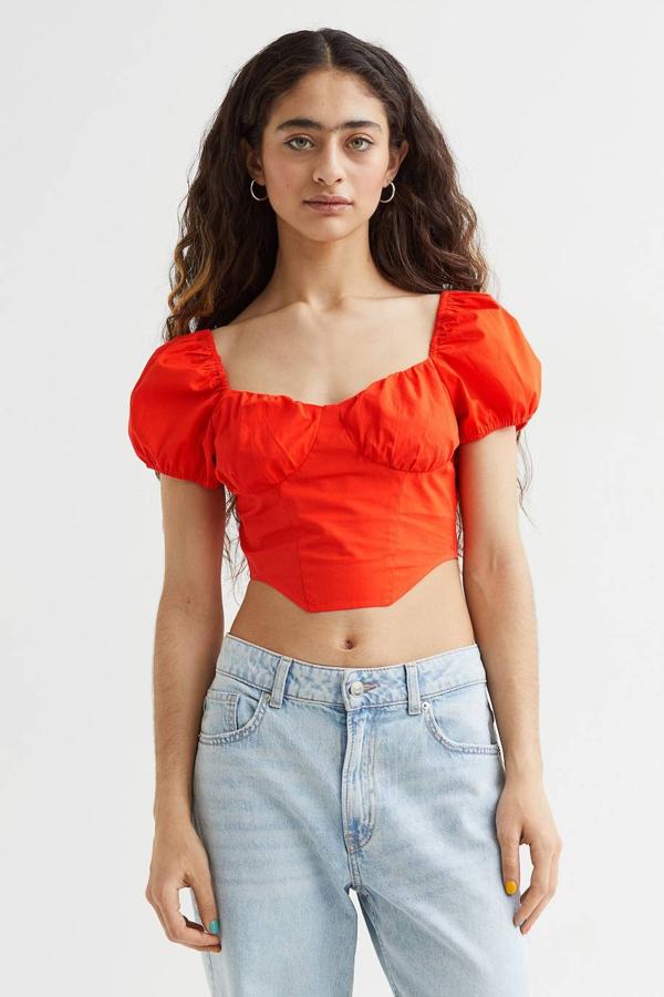 Blusa tipo bustier con cuerpo ajustado, manga corta abullonada y escote corazón, color rojo, de H&M. Está disponible con descuento por 7,99 euros.
