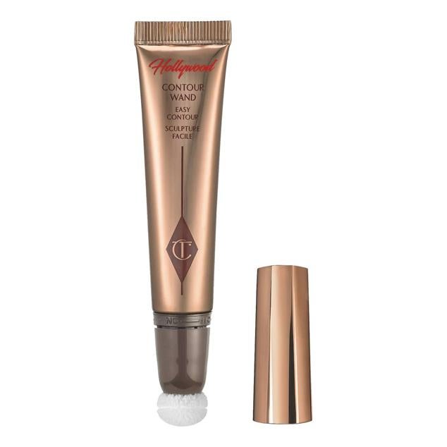 Hollywood Contour Wand de Charlotte Tilbury consigue esculpir y aportar calidez de la forma más sencilla y natura, a través de una fórmula líquida con aplicador de almohadilla que permite un difuminado homogéneo y se funde de inmediato con la piel. Es de sensación ligera y puede tanto broncear como contornear. Cómpralo aquí