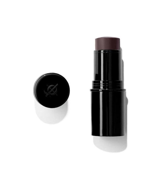 Gel Sculpt Contouring Stick de Illamasqua es un innovador producto de contorneado en formato que define y resalta las facciones sin resultar excesivo, solo proporcionando un bonito tono que se aprecia completamente natural, aunque se puede modular en intensidad. Además, se sienta acuoso, hidratante e imperceptible. Cómpralo aquí