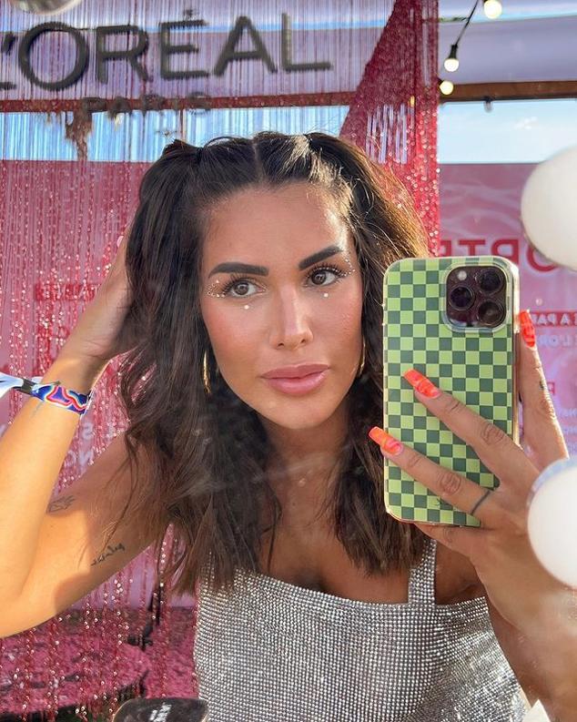 También puedes probar a hacerlo sin los mechones delanteros, recogiendo solo el flequillo y llevándolo más tirante y pulido.