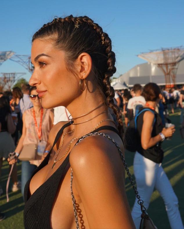 Y si prefieres llevarlas de la forma habitual, adórnalas con unos charms o apliques dorados que tanto se llevan.