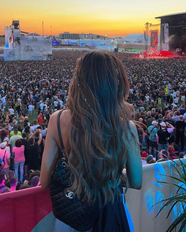 Si prefieres el pelo suelto, prueba a hacerte unas trencitas muy finas y añade los charms en ellas.