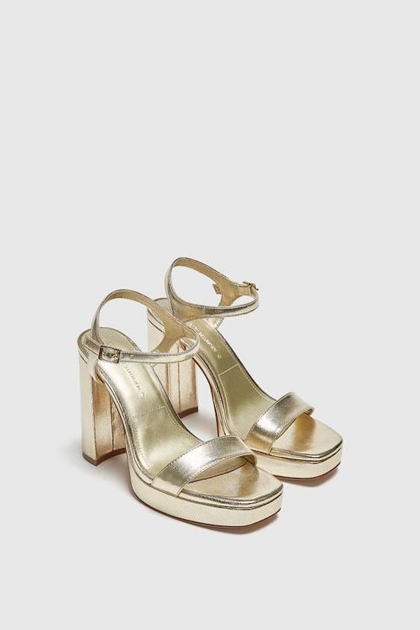 Estas sandalias de Pull&Bear en color oro tienen un tacón ancho y una tira en la parte delantera.