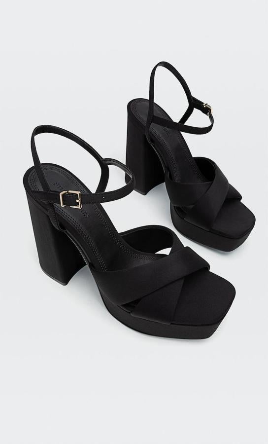 Estas sandalias con cierre de hebilla de Stradivarius están disponibles en verde y en negro.