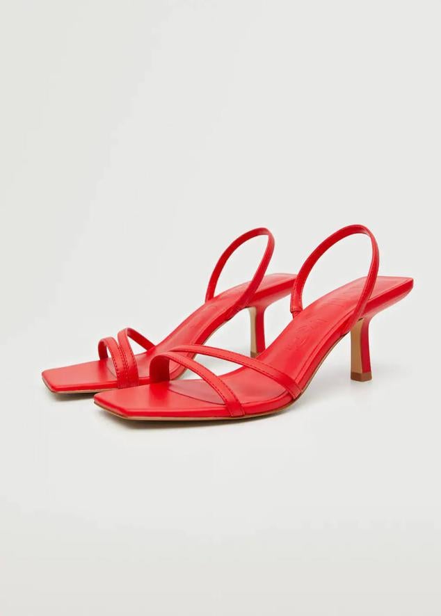 Mango nos trae este modelo de punta cuadrada que encontrarás en blanco, en rojo y en verde.