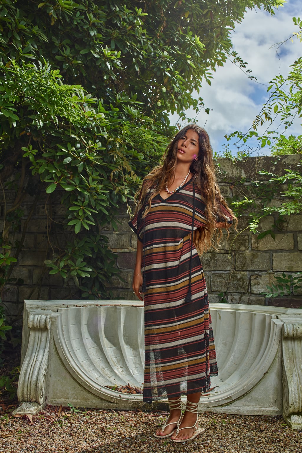 Los estampados también son buenos aliados de los vestidos de punto. Vestido midi con rayas de colores de Zara (49,99 euros)