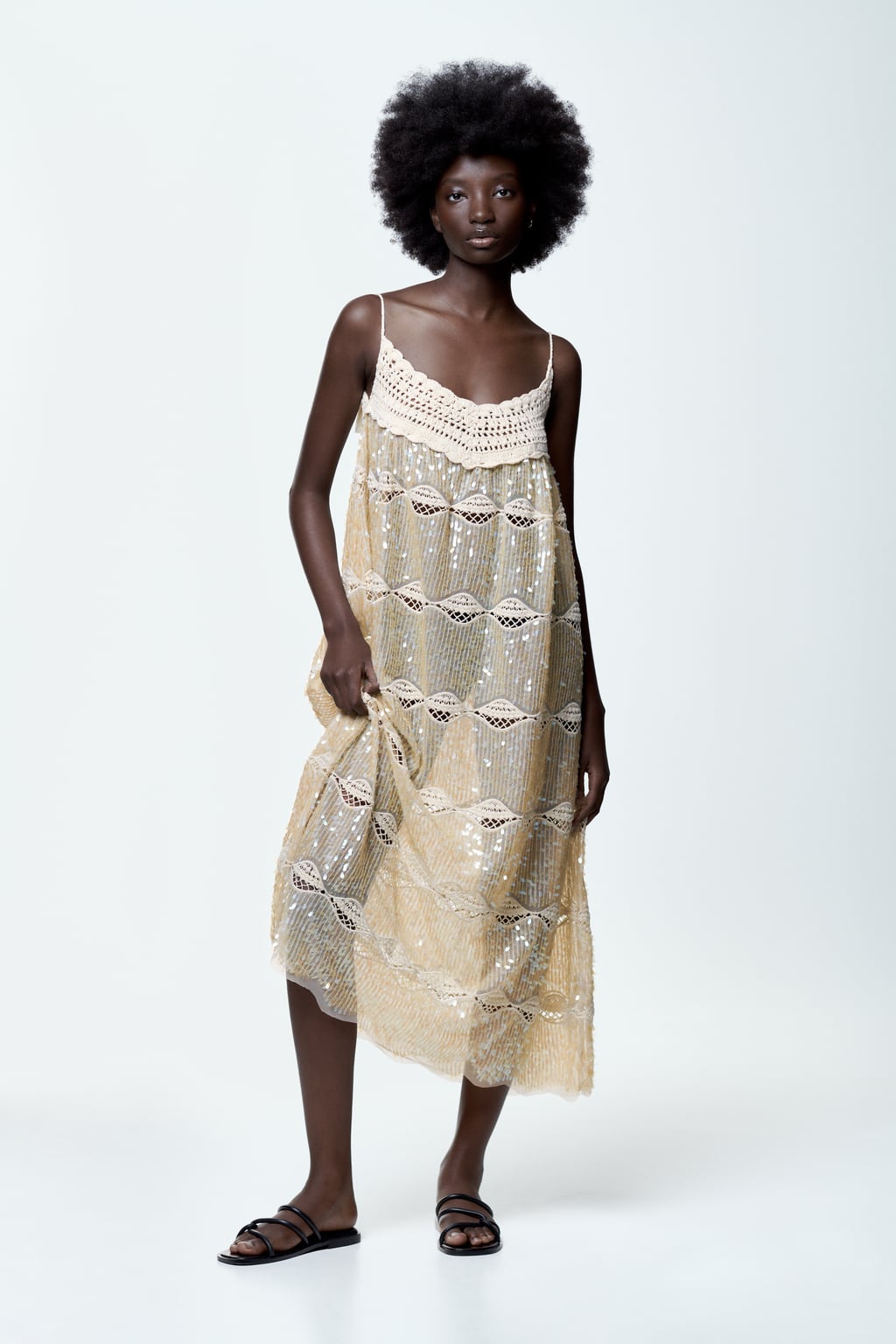 Y los tejidos de punto también se pueden llevar en las noches de verano. Aquí está la prueba. Vestidos color crudo cubierto de lentejuelas de Zara (69,99 euros)