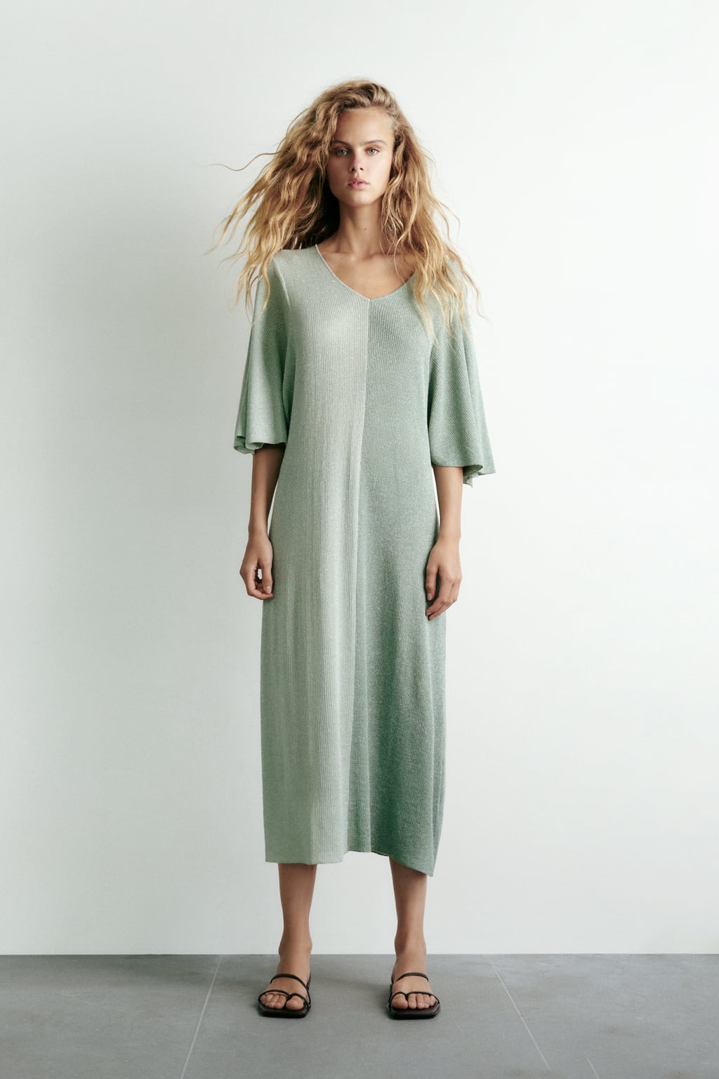 Los colores más suaves de la paleta son la opción perfecta para todas aquellas que huyen de los tonos más intesos. Vestido midi de Zara (39,99 euros) 