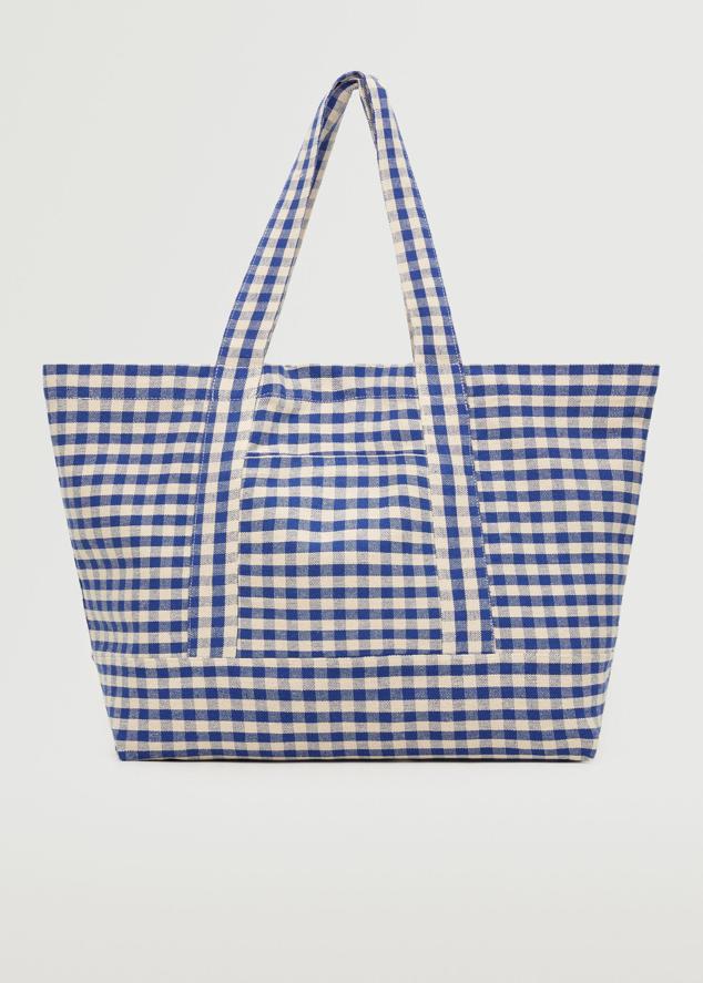 Estilo shopper, de gran tamaño y con tejido en mezcla de algodón. Tiene un estampado de cuadro vichy muy llamativo, además de dos asas cortas, bolsillo exterior e interior de cremallera y cierre de botón. Es de Mango. Precio: 15,99 €.