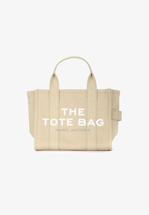 Este bolso en color beige destaca por tener un compartimento interior muy amplio a pesar de ser de tamaño mediano. Tiene cierre de cremallera y estampado a unicolor, con el logo de la marca estampado en la zona frontal. Es de Marc Jacobs. Precio: 195 €.