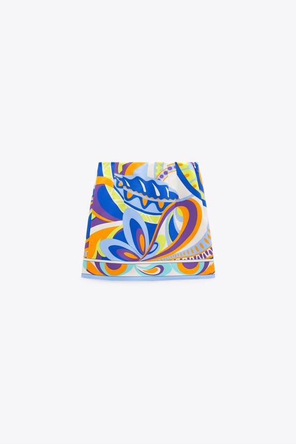 Corta, estampada en multicolor y de tiro alto. Cierre con cremallera oculta en costura. Es perfecta para llevarla puesta con un conjunto en estampado similar, al ser el de la falda muy complejo pero a la vez llamativo. Precio: 25,95 €.