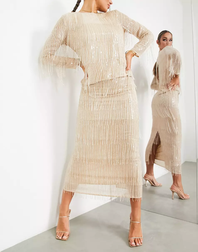 Es de talle alto, con adorno de cuentas y lentejuelas de color rubor. Además, posee una abertura en la parte posterior. De corte estándar, es ideal para eventos y ceremonias especiales. Es de ASOS. Precio: 95,99 €.