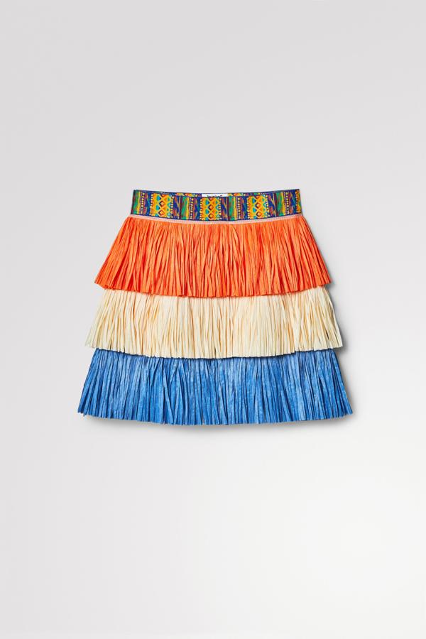 Esta falda corta tricolor, diseñada por Stella Jean, es una pieza única que está confeccionada al completo con paneles de flecos de rafia naturales y con un bonito detalle étnico en la cintura. De Desigual. Precio rebajado: 90,96 €.