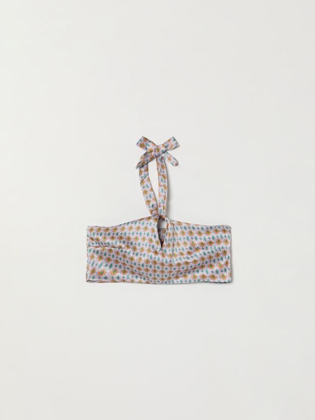 Con un diseño corto y cuello halter, tiene un cierre de cremallera invisible en el lateral. Además, está confeccionado en un cómodo tejido satinado. Tiene un estampado en contraste de colores. Es de Lefties. Precio: 7,99 €.