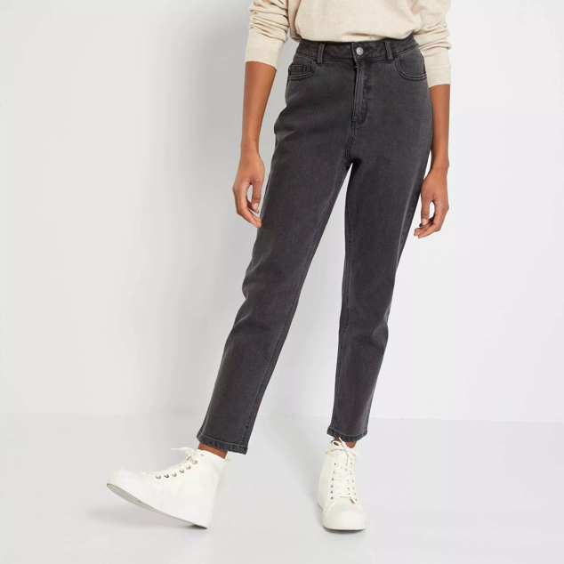 Vaqueros mom de talle muy alto. Posee un cierre delantero con botón + cremallera oculta. Tiene 2 bolsillos delanteros curvados, 1 bolsillo monedero y 2 bolsillos traseros de parche. Posee trabillas para un cinturón de unos 4 cm de ancho. Son de Kiabi. Precio rebajado: 9 €.