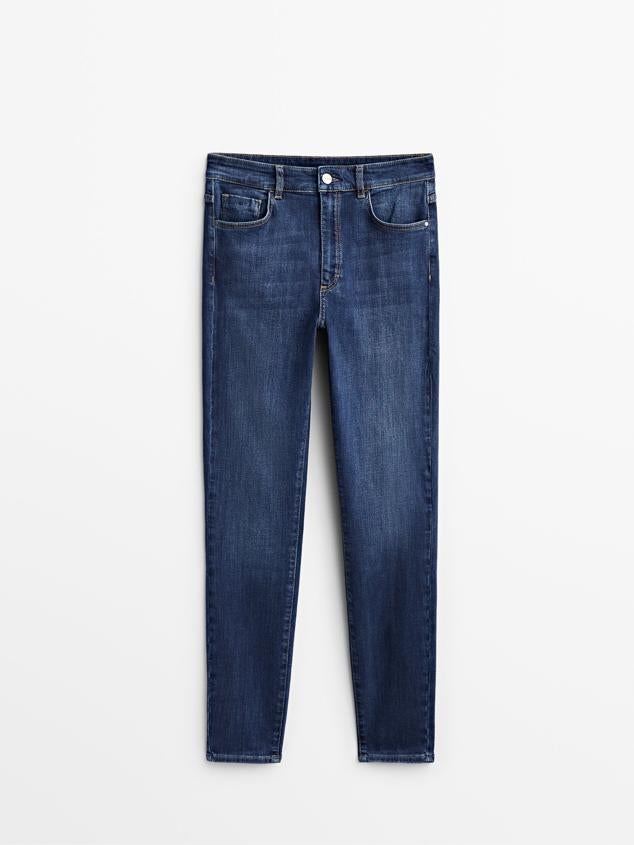 Vaqueros de tiro alto skinny fit. Está confeccionado en algodón, con un diseño de cinco bolsillos. Además, posee trabillas para el cinturón. Son de Massimo Dutti. Precio rebajado: 19,95 €. 