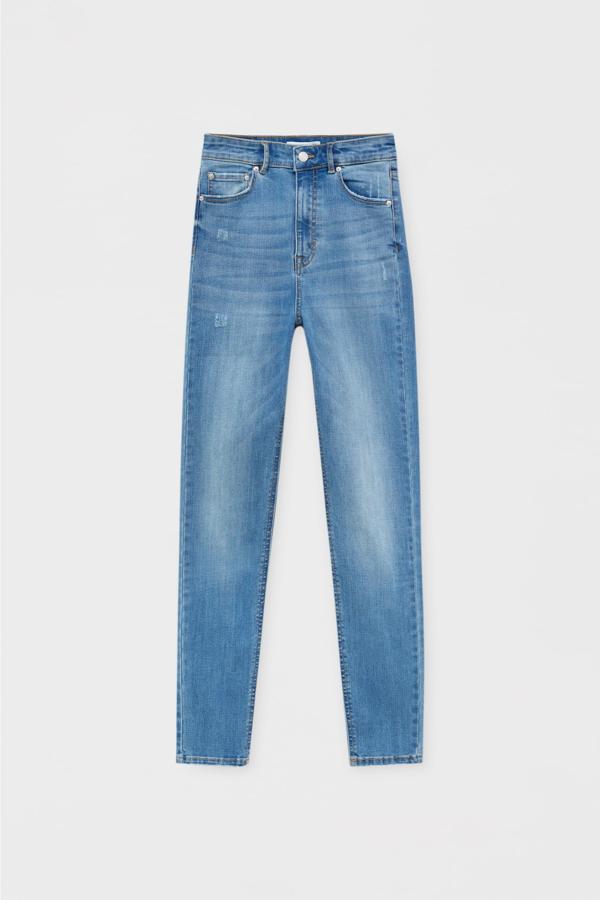 Jeans skinny fit de tiro muy alto, con diseño de cinco bolsillos, cintura con trabillas y cierre de botón y cremallera. Pitillos confeccionados en tejido de algodón. Son de Pull&Bear. Precio rebajado: 12,99 €.