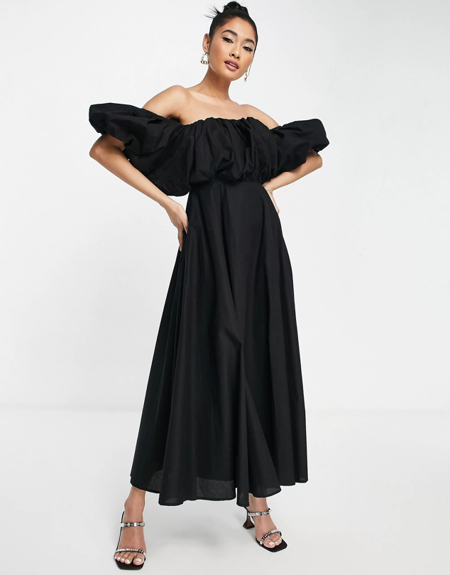 Este diseño llamativo por sus mangas abullonadas y escote Bardot lo llevarán las mujeres más atrevidas para sus citas especiales. Es de ASOS. Precio: 159,99 €. 