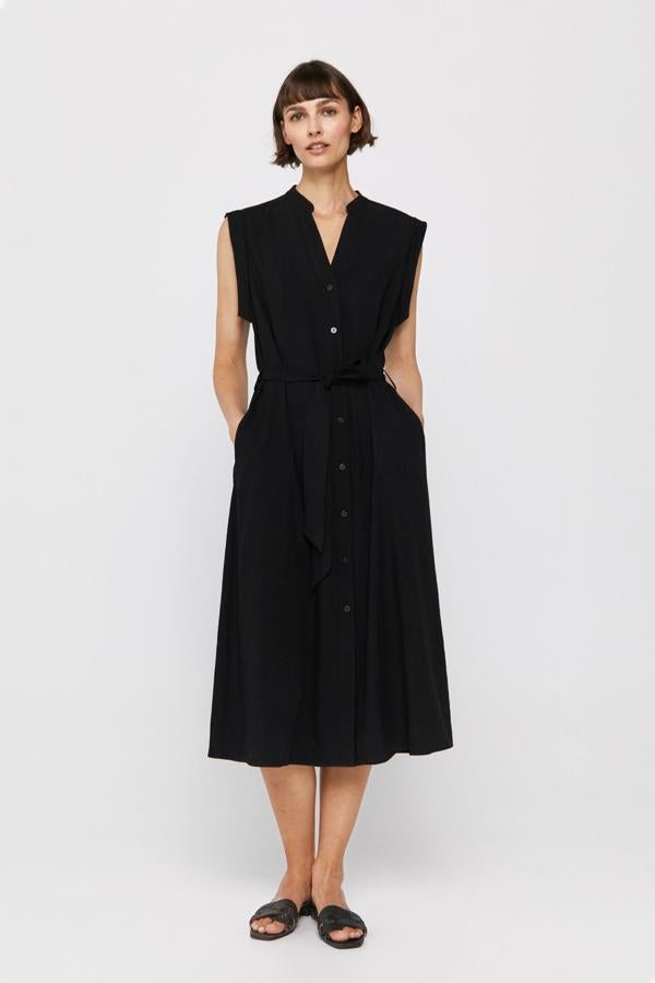 Vestido largo abierto con abotonadura y cuello mao desmentido. Tiene su propio cinturón para acentuar la cintura y adelgazar la silueta. Es de Cortefiel. Precio: 79,99 €.