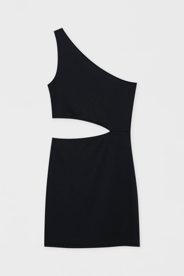 Vestido corto asimétrico con diseño cut out. Perfecto para marcar la silueta y acentuar la cintura. Es de Pull&Bear. Precio: 15,99 €.