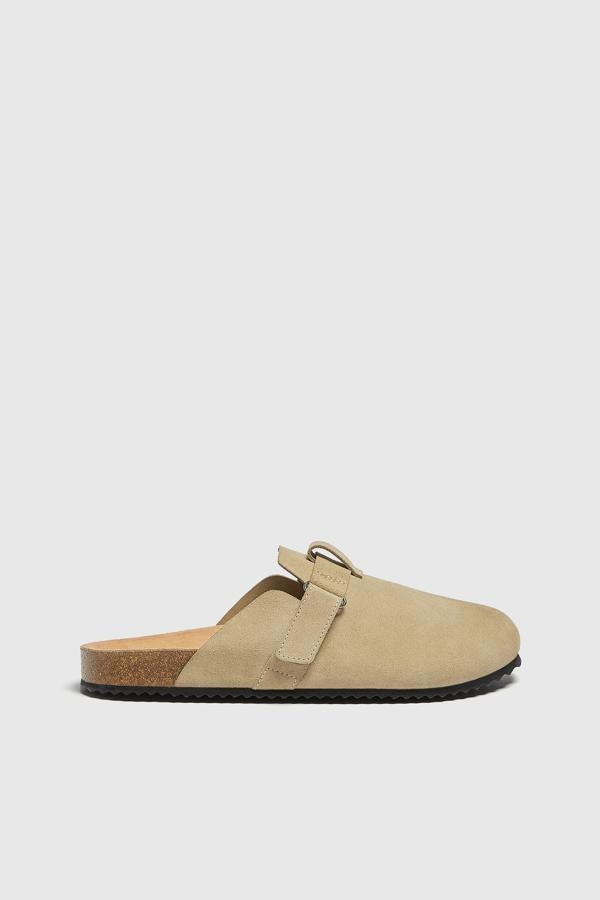 Zueco de piel de serraje. Posee una tira ajustable con cierre adherente en el lateral. Además, tiene una suela en combinación de materiales, con una altura de 3 cm. Es de Pull&Bear. Precio: 29,99 €. 