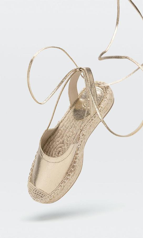 Stradivarius nos trae estas esparteñas de color oro con un cierre mediante tiras atadas al tobillo.