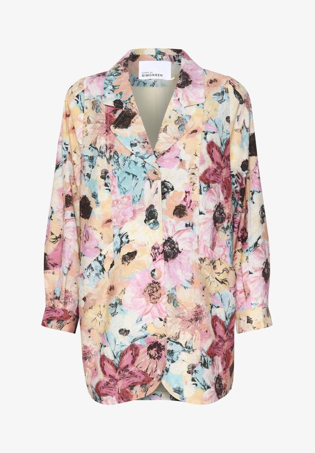 Blazer con diseño largo y de corte masculino. Lo mejor son sus botones estampados florales que se entrelazan con el print floral de la prenda. Es de Karen by Simonsen. Precio: 200 €. 