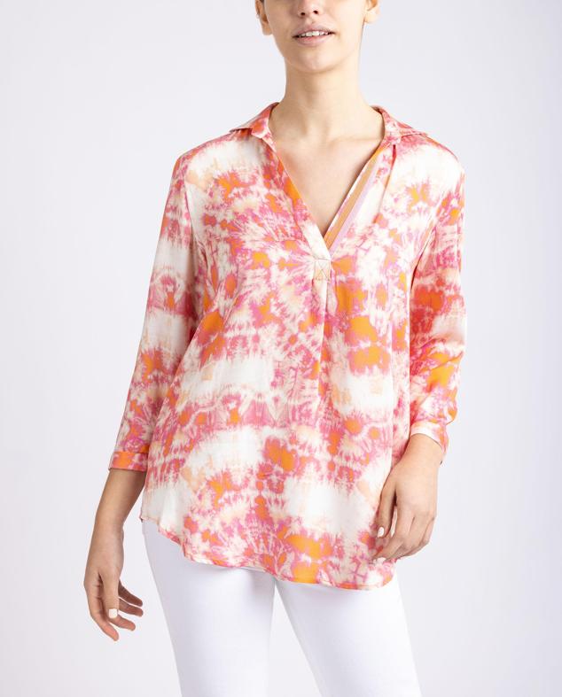 Blusa con cuello camisero con escote en V. Tiene una cinta decorativa en el escote y su manga acaba en puño estrecho con cierre de botón. Es una prenda made in Spain. Es de Unisa. Precio: 69,95 €. 