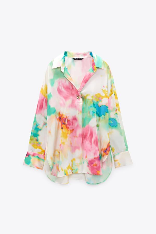 Blusa tie dye multicolor para poder combinarla con bermudas o pantalones sastre de colores llamativos. Es de Zara. Precio: 27,95 €. 