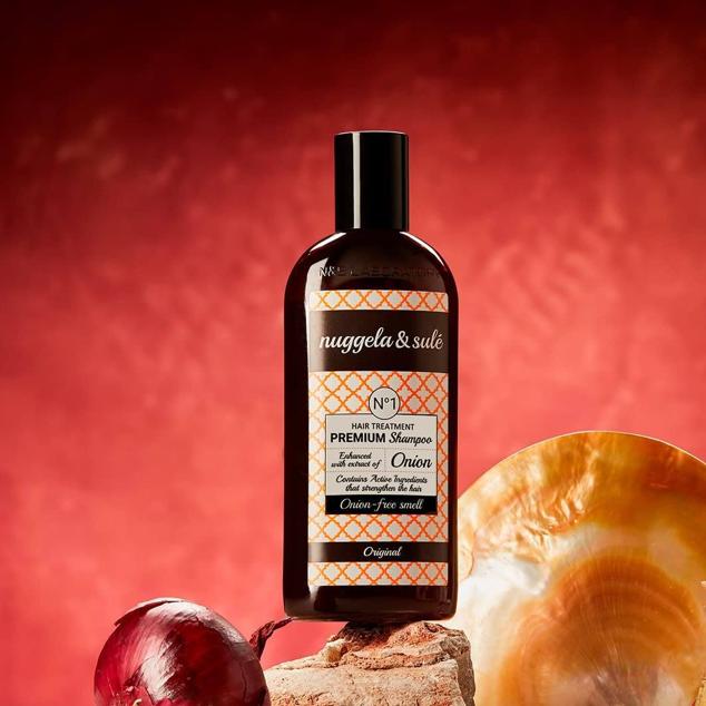 El Champú Premium de Nuggela & Sulé contiene extracto de cebolla roja y glucógeno marino.  Cómpralo aquí